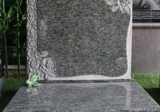 青石和花岗岩石雕墓碑的对比(图1)